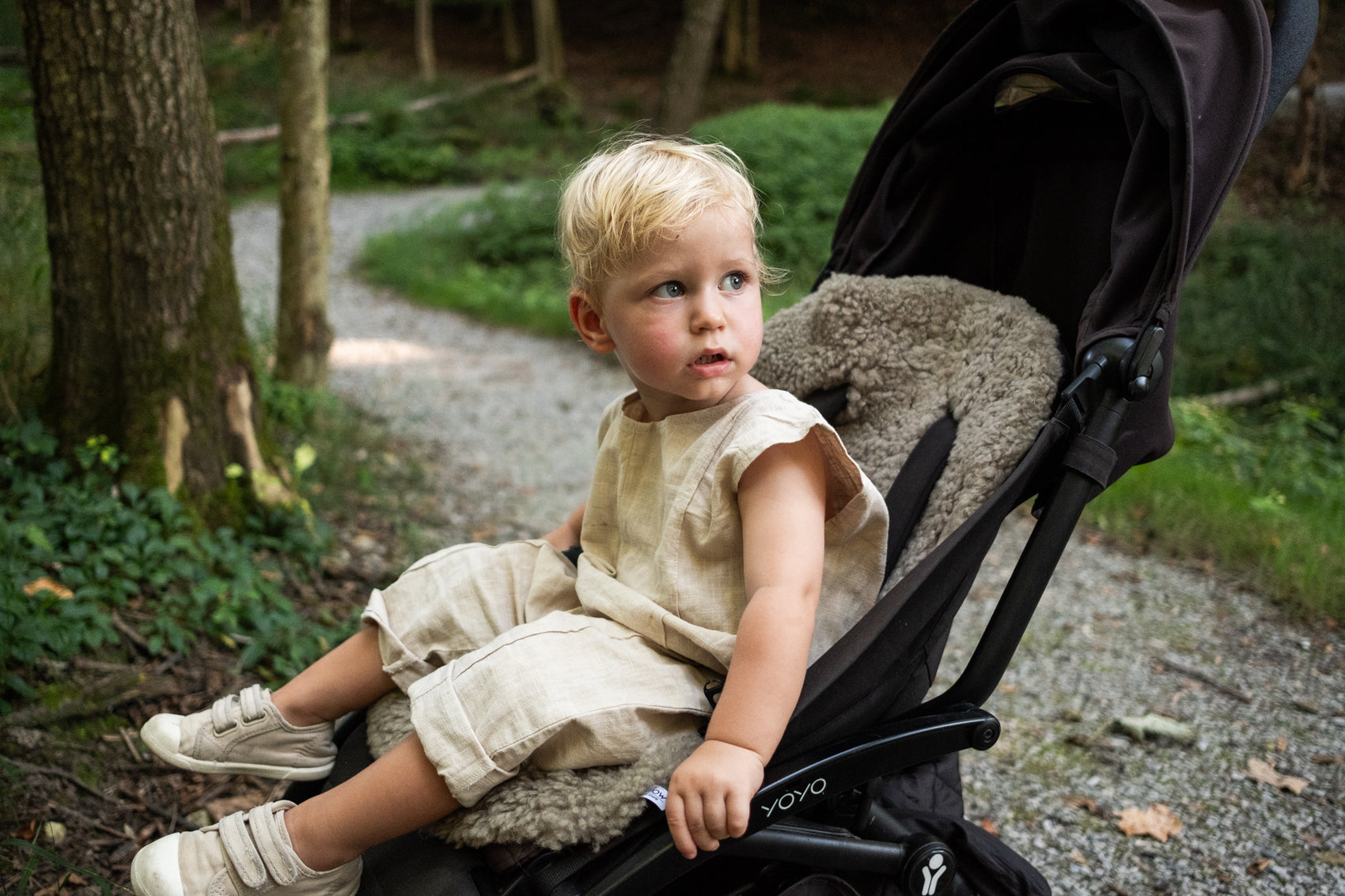 Kinderwageneinlage aus naturbelassenem Schaffell in Greige