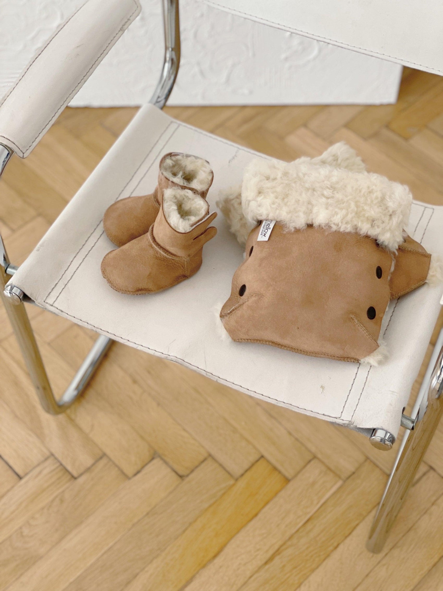 Beigefarbene Kinderwagen-Handwärmer aus natürlichem Schaffell