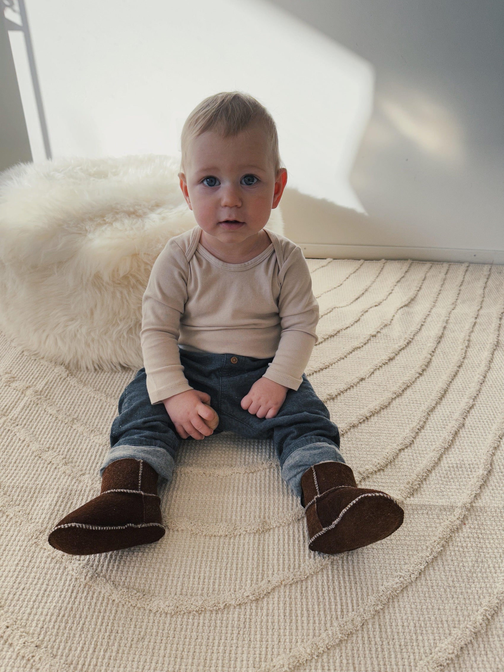 Braune Stiefel aus natürlichem Baby-Lammfell