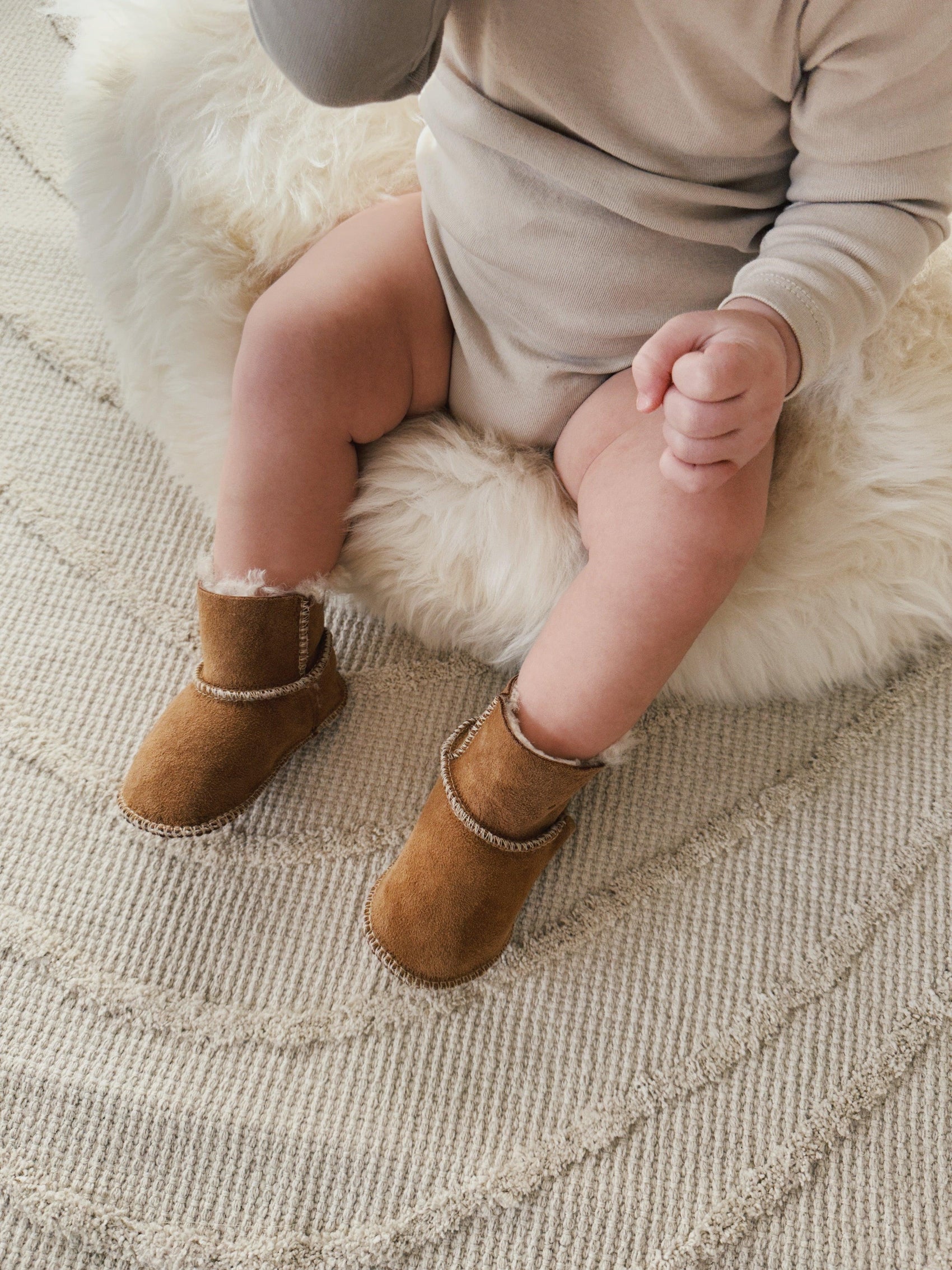 Beige Babystiefel aus natürlichem Schaffell